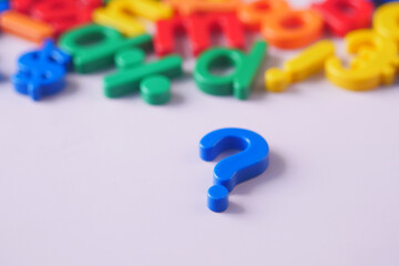 Naklejka premium question mark on a pink background with copy space 