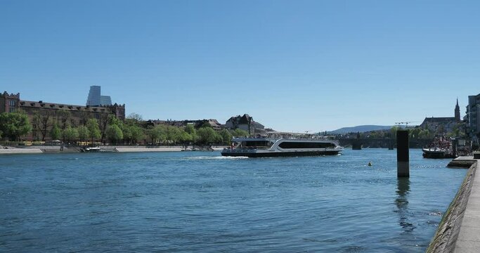 Basel in der Schweiz an einem sch&ouml;ner Fr&uuml;hlingstag am linken Rheinufer. Kreuzfahrtschiffpassage unter den Br&uuml;cke Johanniterbr&uuml;cke und Mittlere Br&uuml;cke