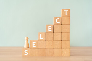選択・セレクトのイメージ｜「SELECT」と書かれた積み木と人形