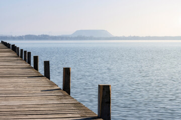 Fototapeta premium Blick von einem Steg in Mardorf über das Steinhuder Meer zum Kaliberg