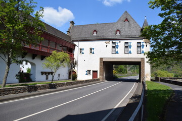Oberburg Kobern-Gondorf mit der Hauptstraße durch die alte Burg