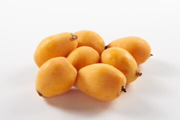 ビワの実を白背景で