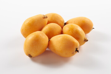 ビワの実を白背景で