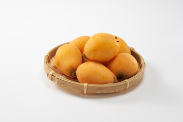 ビワの実を白背景で