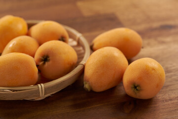 ビワの実を木目テーブルで