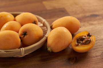 ビワの実を木目テーブルで