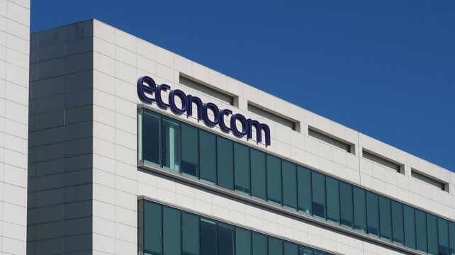 Enseigne / logo Econocom, c&eacute;l&egrave;bre entreprise de services du num&eacute;rique (ESN) belge, sur la fa&ccedil;ade d&rsquo;un immeuble de bureaux au Plessis-Robinson, pr&egrave;s de Paris &ndash; octobre 2021 (France)