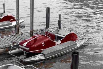 Fotomontage schwarz-weiß mit selektiven Farben Tretboot Boot Auto Boxauto Modellauto...