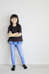 Fototapeta na wymiar 腕を組む女子小学生 (7歳)