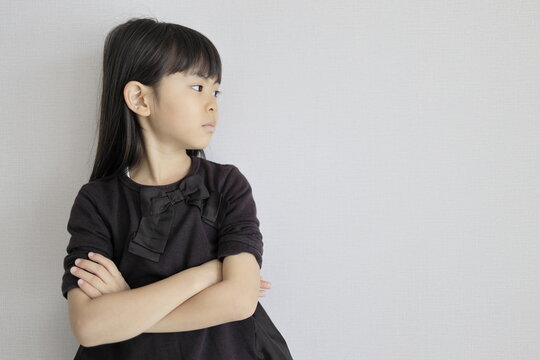 腕を組む女子小学生 (7歳) (横顔)