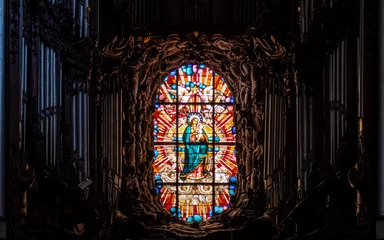 Papier Peint photo Coloré Vierge Marie dans le vitrail et un vieil orgue de musique