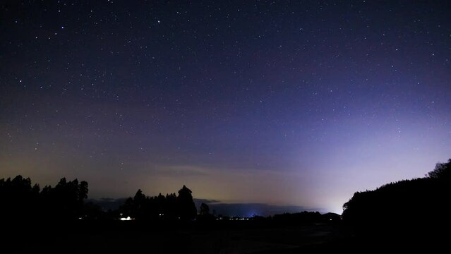 山から昇る天の川　星空の動き　タイムラプス　4月
