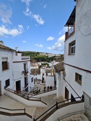 Fototapeta na wymiar Calles blancas de Setenil de las Bodegas, en Cádiz. 