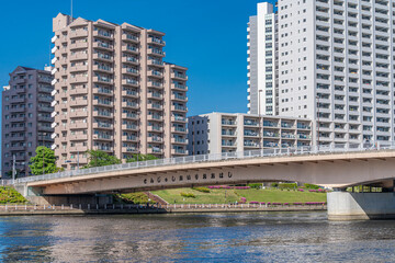 青空に映える千住汐入大橋　隅田川