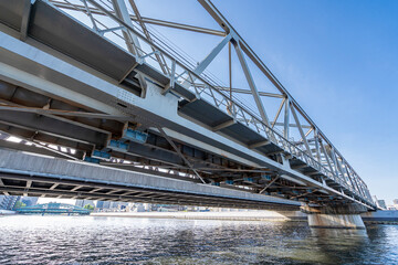 隅田川に架かる鉄橋　つくばエクスプレス　上野東京ライン　青空