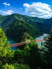 晴天の奥大井湖上駅と赤いブリッジの絶景
