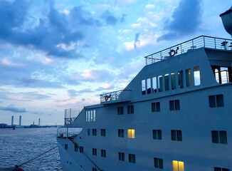 大桟橋に停泊するグレーの大きな船