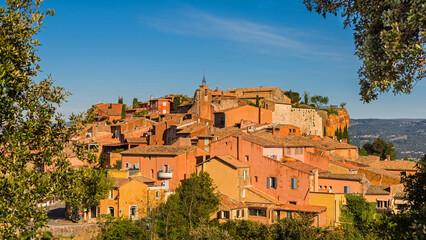 The ochre-red village Roussillon. Landscape with houses in historic ocher village Roussillon, Provence, Luberon, Vaucluse, France - obrazy, fototapety, plakaty