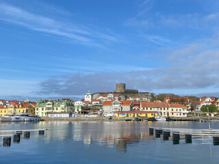 Fototapeta premium marstrand,île,suède,suédoise,côte ouest,scandinavie,europe,paysage,port,plaisance,fort,mer,eau,bateaux,histoire,monument,bohuslän,kungälv,västra götaland,göteborg,carlsten,vue,