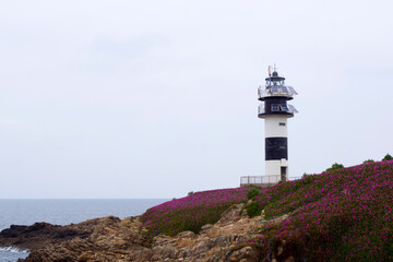Fototapeta na wymiar Faro en la costa gallega