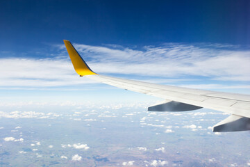 Obraz premium Airplane's wing from window airplane view.