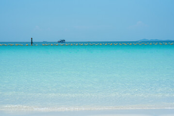 Fototapeta premium Tourists enjoying the sea and clear skies at Koh Larn, Pattaya, Thailand