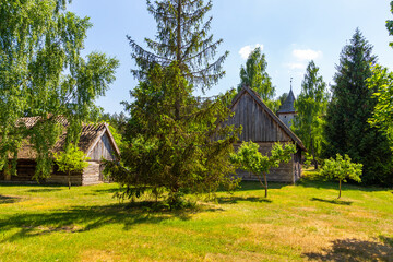 Thatched cottage in open-air museum, Wdzydze Kiszewskie, Poland. - obrazy, fototapety, plakaty