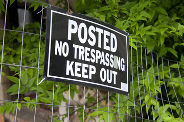 No trespassing sign on a fence. - obrazy, fototapety, plakaty