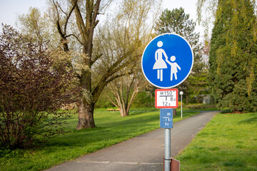 Road sign, footpath. Path to the park