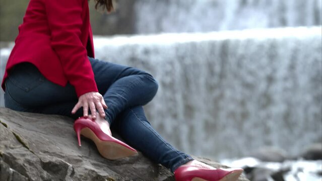 DONNA NATURA FIUME TACCHI ALTI 