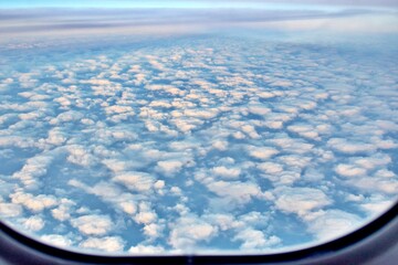 Blick aus dem Flugzeugfenster