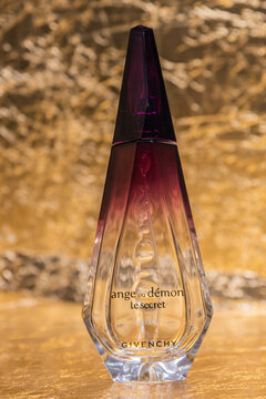 Parfumflasche vor goldenem Hintergrund