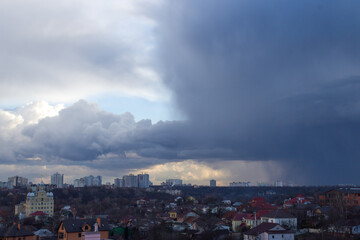 Fototapeta na wymiar Thunderclouds in the sky over the city