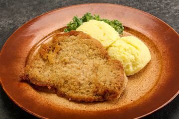 Crispy chicken schnitzel with mashed potato