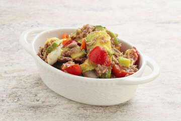 Salad with tuna and avocado