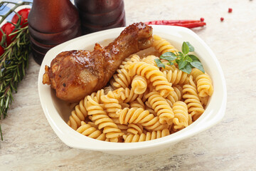 Roasted chicken leg with macaroni
