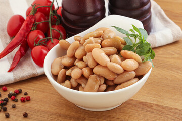 Whinte canned kidney beans in the bowl