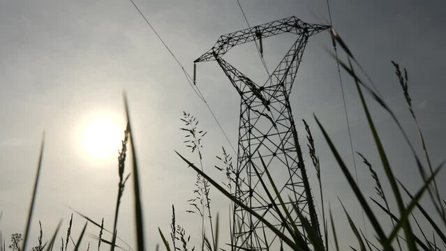 Ligne haute tension avec un soleil couchant