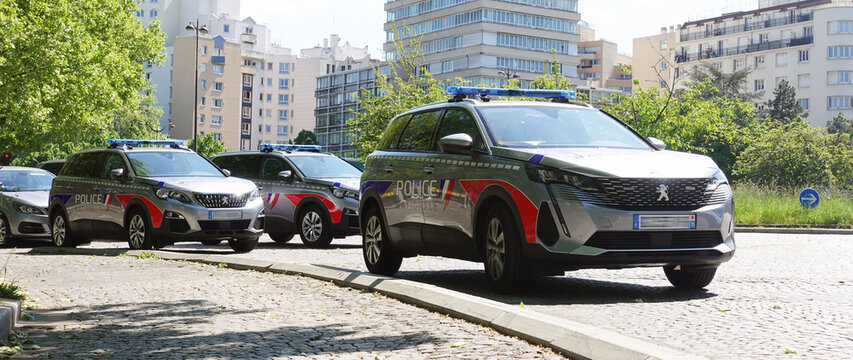 Voitures de la Police Nationale Fran&ccedil;aise &agrave; Paris lors d'un contr&ocirc;le routier. V&eacute;hicules de police de type Peugeot 5008.