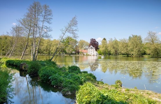Les étangs du parc de l'Abbaye de Chaalis au printemps en France
