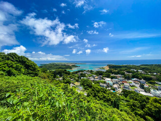 晴れた日の沖縄県うるま市の観光スポットの宮城島の山から眺める風景