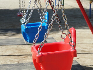 カラフルなシートの幼児用ブランコ
