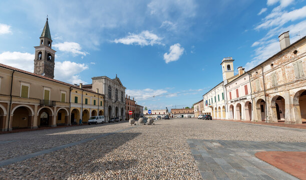 Pomponesco: Piazza XXIII Aprile, enclosed by palaces with arcades in which once the Gonzaga courtiers lived. Almost all the buildings that surround the clearing can be dated between 1590 and 1630