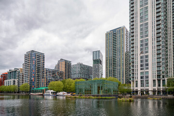Fototapeta na wymiar London's Business District , towers,sky scrapers , glass offices and surrounded by water