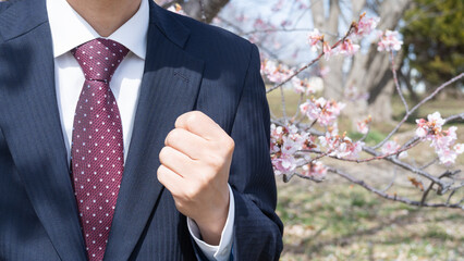 桜の花とスーツ姿の男性｜卒業・入社イメージ