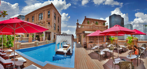 Fototapeta premium Luxury rooftop pool and restaurant in Phnom Penh, Cambodia