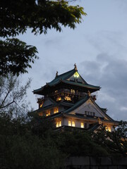 夕暮れにそびえ立つ大阪城