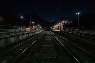 線路 夜 在来線 田舎 駅 無人駅
