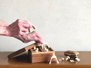 お琴の道具と高齢者の手