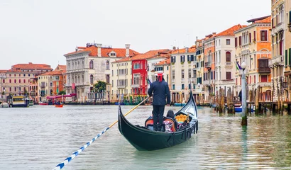 Foto op Plexiglas Venetiaanse gondelier punteren gondel door groene kanaalwateren van Venetië Italië © muratart